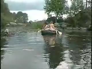 Три супер дівчинки оголена дівчинки в в джунглі на човен для peter полювання