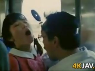 Dotter blir groped på en tåg