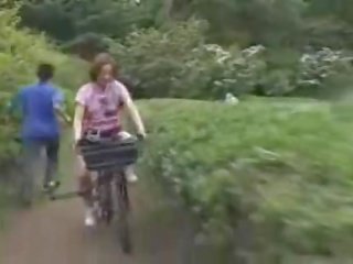 Japonesa damsel masturbava enquanto a montar um specially modified xxx clipe bike!