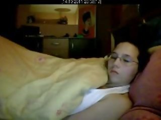 Femme mastrubate sur caméra espion en son lit