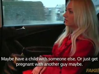 Táxi condutor helps jovem grávida para obter grávida