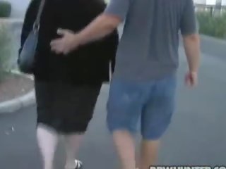 Vīrietis pirksti un fucks kažokāda pīrāgs no viens resnas sieviete