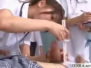 Mamuśka japonia specialist instructs pielęgniarki na proper na ręcznym