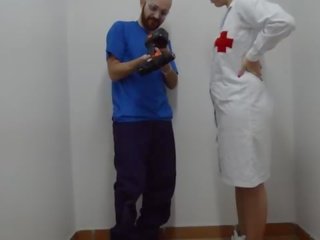 Enfermeira fazendo primeiro aid em caralho