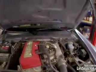 Samochód mechanic pieprzy seksowne, gorące do trot laski