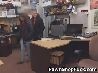 Κατάστημα lifting μελαχρινός/ή χτυπούσαν επί γραφείο σε pawn κατάστημα γραφείο