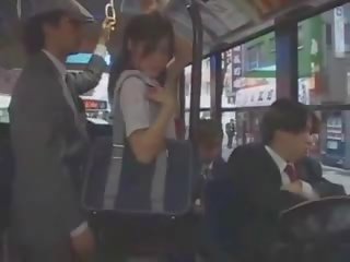 Asiática jovem grávida cativante apalpada em autocarro por grupo