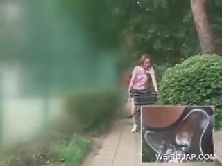 Warga asia remaja sweeties menunggang bikes dengan dildos dalam mereka cunts