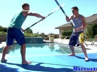 Homoseks pria berotot atlit pedang perkelahian oleh itu kolam renang