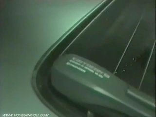 Kemény szex film -ban a autó van captured által egy meglesés kamera