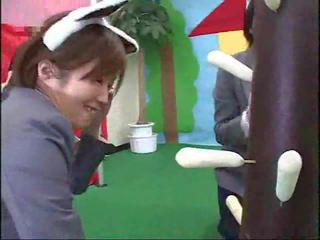 Japonais contestants participate en une fou gameshow agrafe