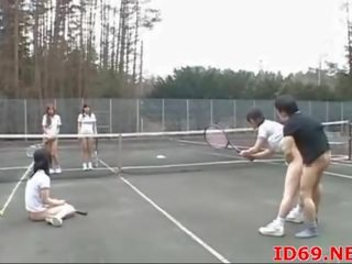 Японки пробити по време на тенис игра