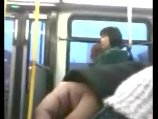 Rapaz masturba em público autocarro privado filme