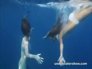 Nastya 和 masha 是 泳 裸体 在 该 海