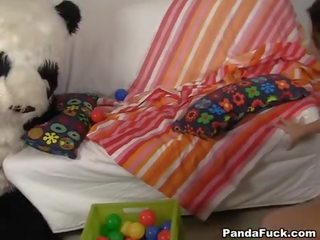 Fermecător dansand întoarse pentru orgie cu panda