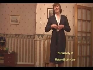 Омаен бабичка в чорапогащи и пояс видеоклипове край космати