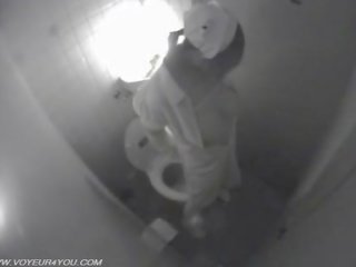 Toilet masturbatie heimelijk captured door spionnen camera
