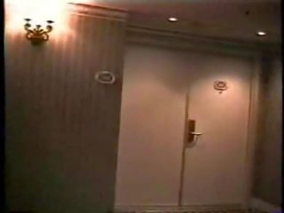 Sicurezza guardia scopa slattern in albergo corridoio