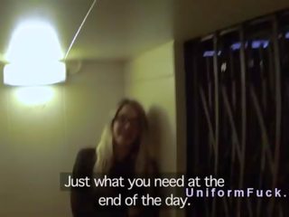 Policejní důstojník fucks blondýnka v elevator