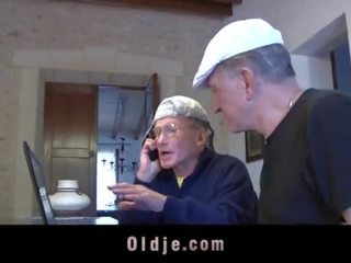 Retired oldmen la dracu și distribuie două adolescență