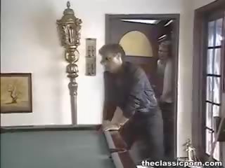 Ισχυρός οργασμός επί ο billiard τραπέζι