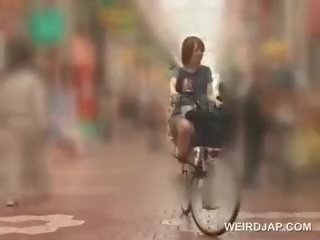 Asijské dospívající sweeties získávání twats vše mokrý zatímco na koni the bike