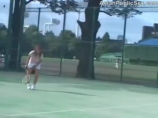Asiatiskapojke tennis domstol offentlig xxx klämma