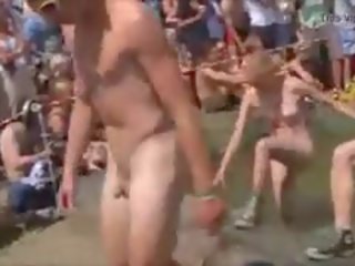 Denmark teman + wanita menjalankan telanjang = roskilde festival 2010