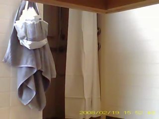 Spioneri inviting 19 år gammal älskare duscha i studentrummet badrum