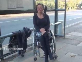Paraprincess utendørs ekshibisjonisme og blinkende wheelchair fastbundet søta viser