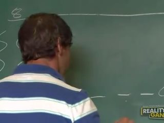 Чарівна білявка підліток черлідер говорить з її вчитель