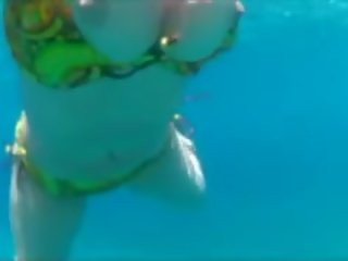 Podvodní špinavý film swiming připojenými opčními výstřel
