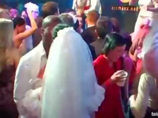 First-rate uzbudinātas brides zīst liels gaiļus uz publisks