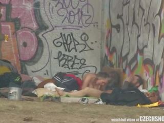 Čistý ulice život homeless trojice mající xxx klip na veřejné