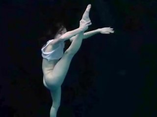 수중 융통성있는 gymnastic