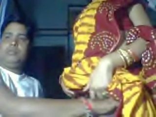 Delhi wali lockande bhabi i saree exponerad av makens för pengar