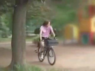 Japonsko mlada ženska masturbiral medtem jahanje a specially modified odrasli video bike!