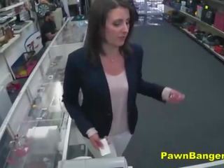Клієнт приймає дзьоб в її волохата манда для готівка