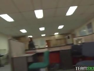 Handsome warga latina chica merempuh dalam yang pejabat