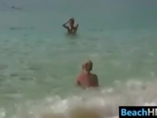 Nagi dziewczyny w the plaża