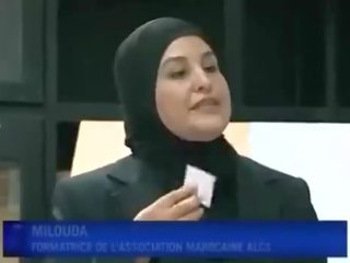 Arab vajzë vë prezervativ nga gojë