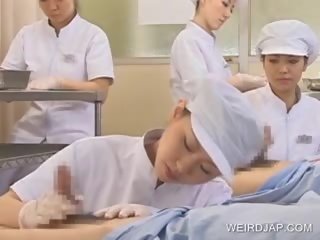 Japansk sykepleier slurping sæd ut av randy phallus