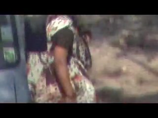 Warga india aunties melakukan air kencing di luar rumah tersembunyi kamera mov