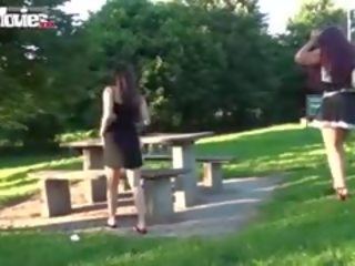 Deux lesbiennes casually flash leur chattes en une publique parc