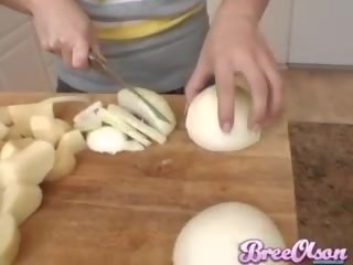 Super blonde Bree Olsen knows how to cook