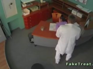 Сигурност камера чукане в фалшив болница