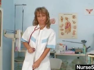 Suhe milf višji medicinska sestra igrače ji muca na ginekološki stol