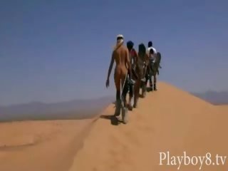 Grup i first-rate playmates sandboarding dhe tryout fishing