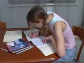 步 哥 helping 青少年 妹妹 同 家庭作业