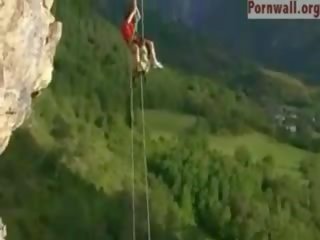 Acrobatico coppia cazzo oltre il cliff cadere